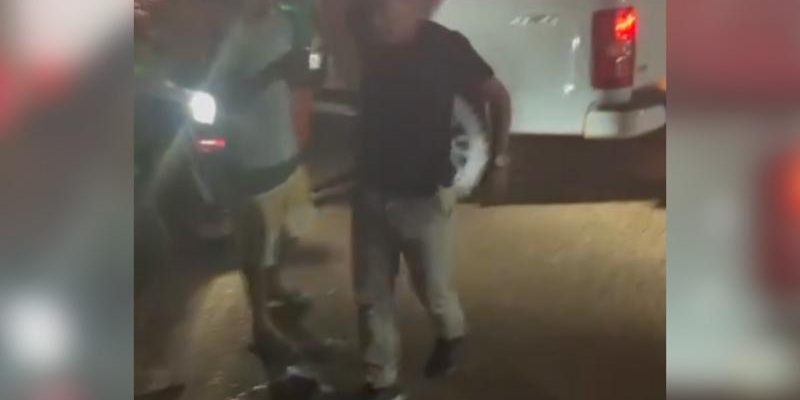 Menos de 24 horas após o comandante da Polícia Militar de Novo Aripuanã ter sido filmado agredindo uma mulher e, tentando dispersar a multidão, efetuar disparos, o Ministério Público do Amazonas (MPAM), por meio da Promotoria de Justiça do município, instaurou a Notícia de Fato N° 212.2025.000032, para apurar o possível desvio de conduta do agente público. O órgão solicitou ainda, via ofício ao comando-geral da corporação, a substituição imediata do oficial, como medida destinada a resguardar a idoneidade da apuração e garantir a credibilidade institucional da PM.