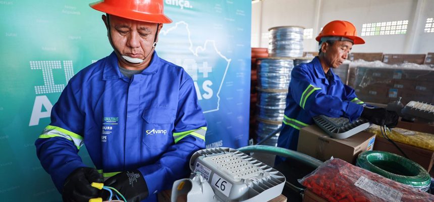 O Governo do Amazonas enviou, nesta quarta-feira (09/07), mais de 7,4 mil luminárias de LED destinadas à modernização da iluminação pública de mais quatro municípios do interior do Estado. A ação integra o Programa Ilumina+ Amazonas, que é executado pela Unidade Gestora de Projetos Especiais (UGPE), órgão da Secretaria de Estado de Desenvolvimento Urbano e Metropolitano (Sedurb).